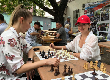 В Благовещенске все лето будут проходить бесплатные занятия по шахматам для всей семьи